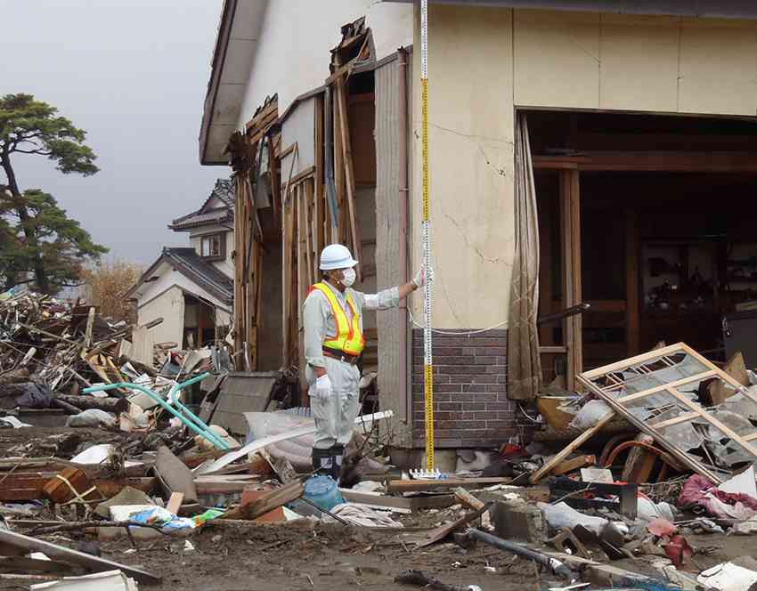 東日本大震災での浸水深調査の様子