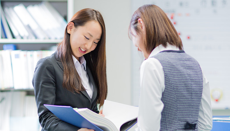 職場の雰囲気や一緒に働いている同僚や上司について教えてください